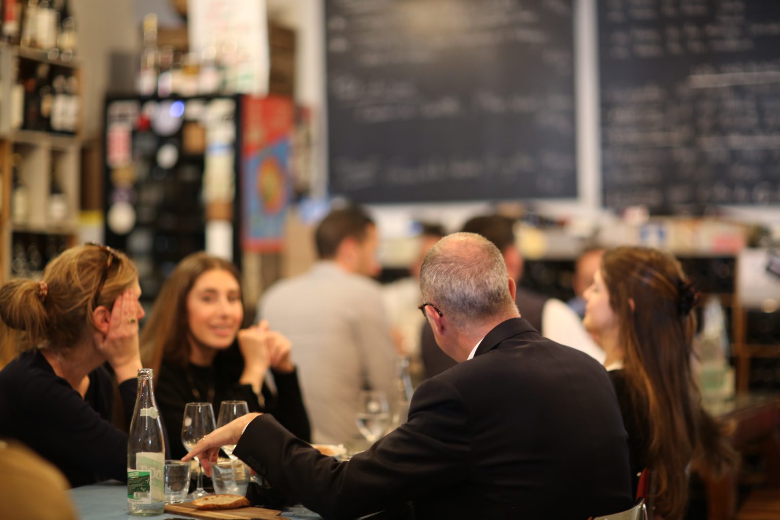 Un moment partagé autour de la table à La Part des Anges